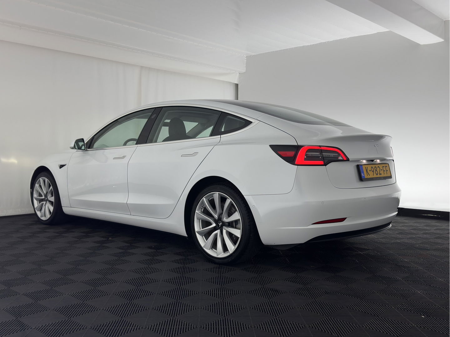 Tesla Model 3 Standard RWD Plus 60 kWh {SOH-99%} [ 3-Fase ] (INCL-BTW) Aut. *PANO | AUTO-PILOT | LUXURY-LEATHER | KEYLESS | FULL-LED | MEMORY-PACK | SURROUND-VIEW | DAB | CARPLAY | DIGI-COCKPIT | LANE-ASSIST | COMFORT-SEATS | TOWBAR | 19"ALU*