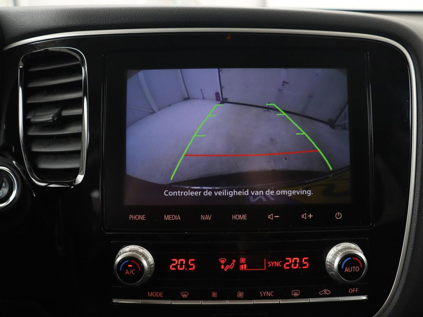 Mitsubishi Outlander 2.4 PHEV Intense | Trekhaak | Stoelverwarming | Leder/Alcantara | Camera | Carplay | Navigatie | Full LED | Cruise control | Plug In