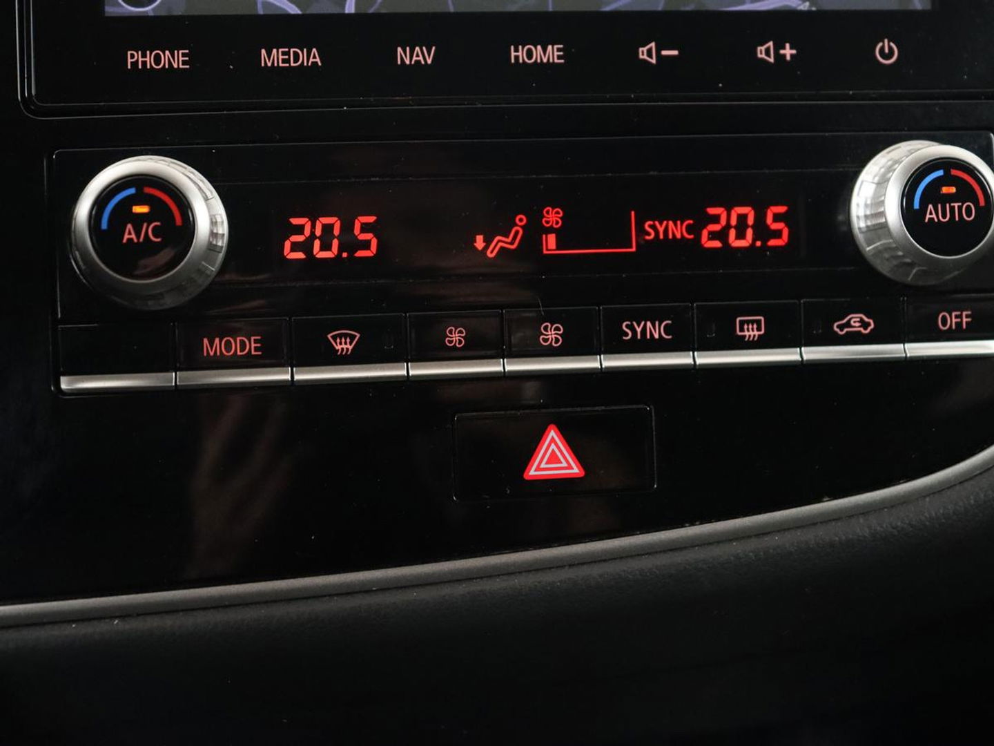 Mitsubishi Outlander 2.4 PHEV Intense | Trekhaak | Stoelverwarming | Leder/Alcantara | Camera | Carplay | Navigatie | Full LED | Cruise control | Plug In