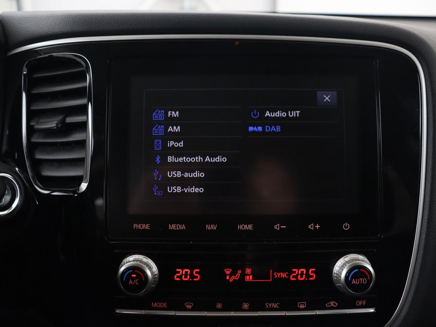 Mitsubishi Outlander 2.4 PHEV Intense | Trekhaak | Stoelverwarming | Leder/Alcantara | Camera | Carplay | Navigatie | Full LED | Cruise control | Plug In