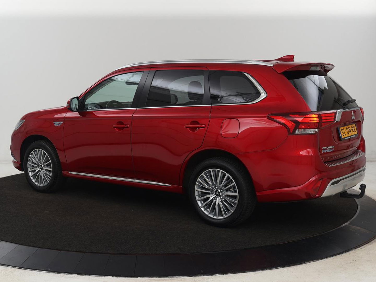 Mitsubishi Outlander 2.4 PHEV Intense | Trekhaak | Stoelverwarming | Leder/Alcantara | Camera | Carplay | Navigatie | Full LED | Cruise control | Plug In