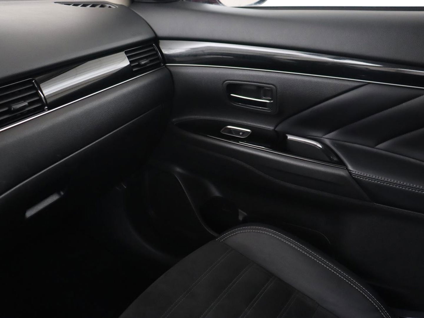 Mitsubishi Outlander 2.4 PHEV Intense | Trekhaak | Stoelverwarming | Leder/Alcantara | Camera | Carplay | Navigatie | Full LED | Cruise control | Plug In