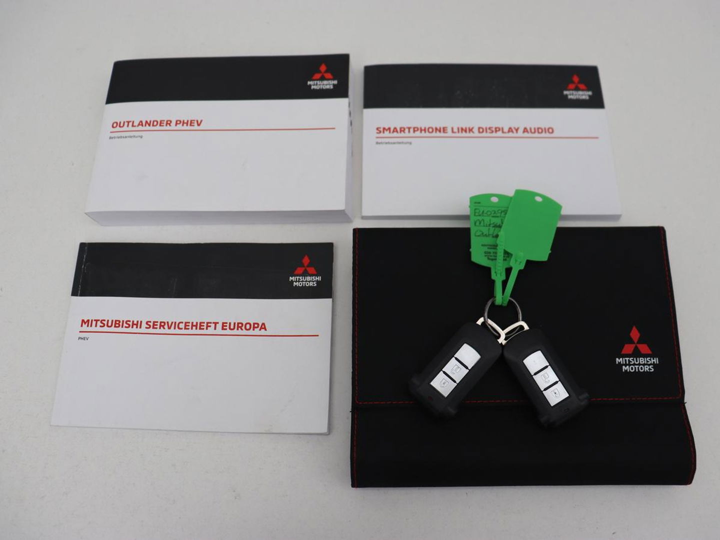 Mitsubishi Outlander 2.4 PHEV Intense | Trekhaak | Stoelverwarming | Leder/Alcantara | Camera | Carplay | Navigatie | Full LED | Cruise control | Plug In