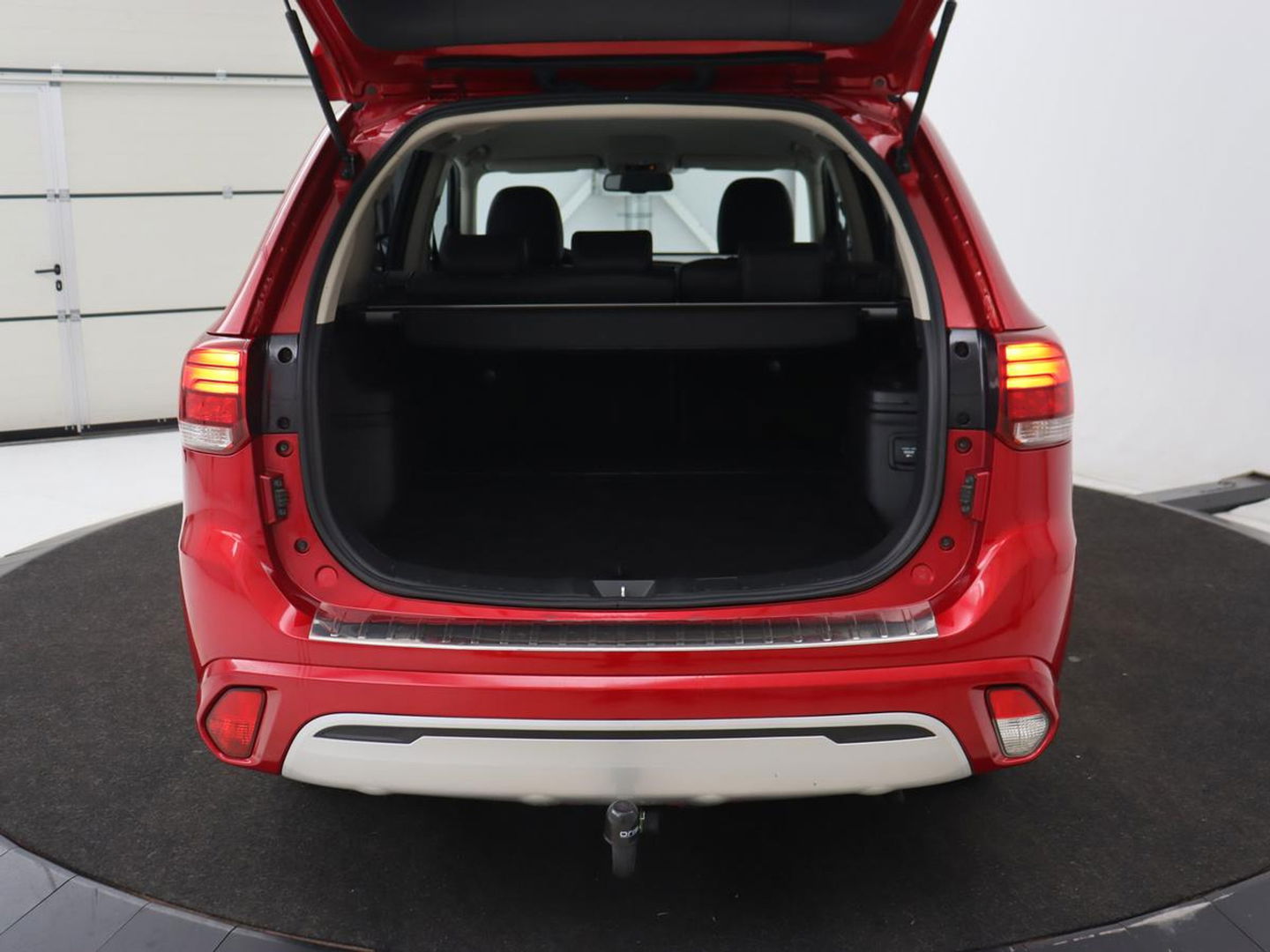 Mitsubishi Outlander 2.4 PHEV Intense | Trekhaak | Stoelverwarming | Leder/Alcantara | Camera | Carplay | Navigatie | Full LED | Cruise control | Plug In