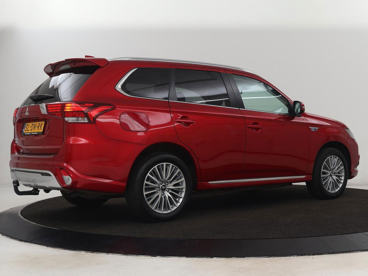 Mitsubishi Outlander 2.4 PHEV Intense | Trekhaak | Stoelverwarming | Leder/Alcantara | Camera | Carplay | Navigatie | Full LED | Cruise control | Plug In