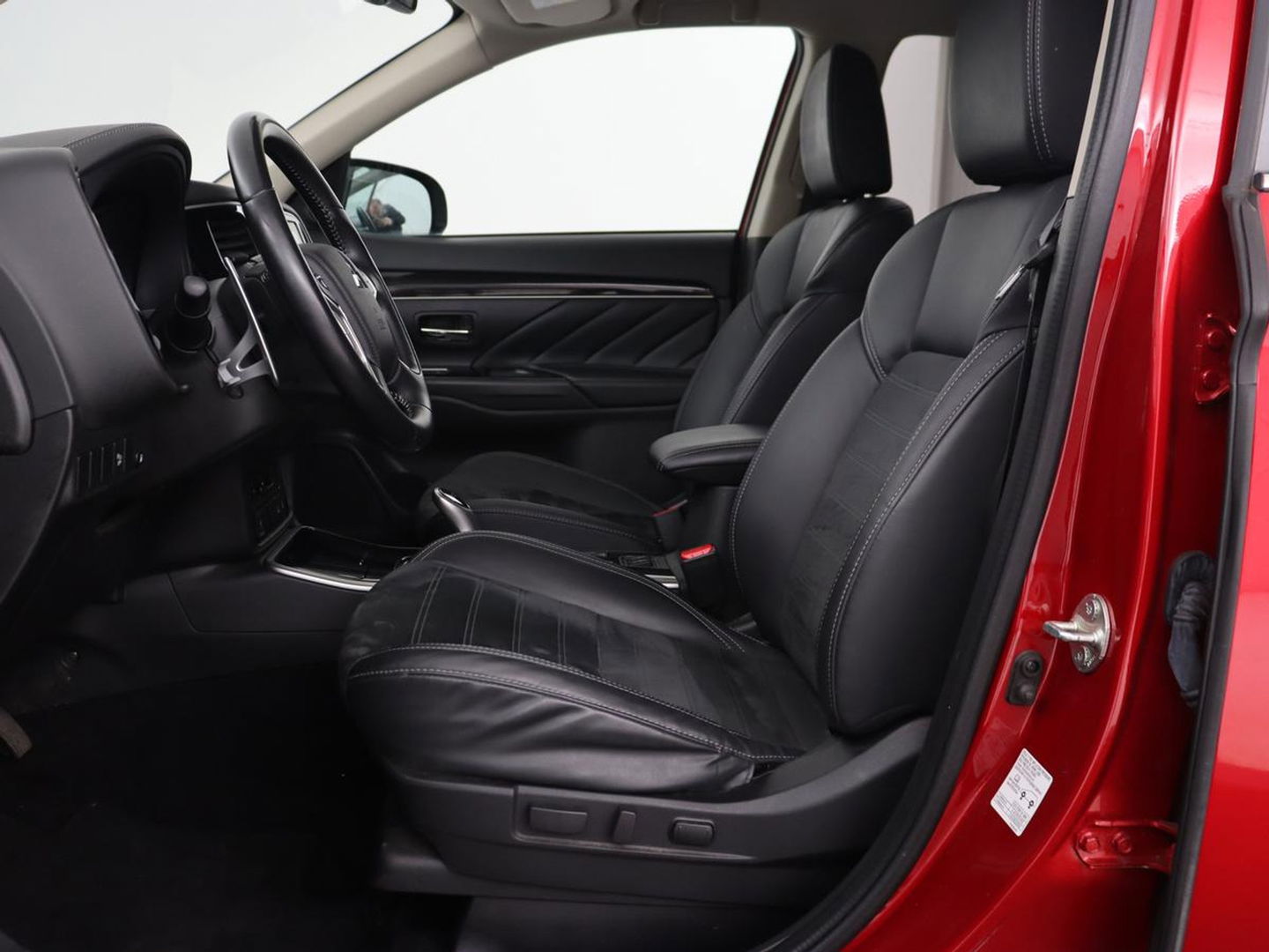 Mitsubishi Outlander 2.4 PHEV Intense | Trekhaak | Stoelverwarming | Leder/Alcantara | Camera | Carplay | Navigatie | Full LED | Cruise control | Plug In