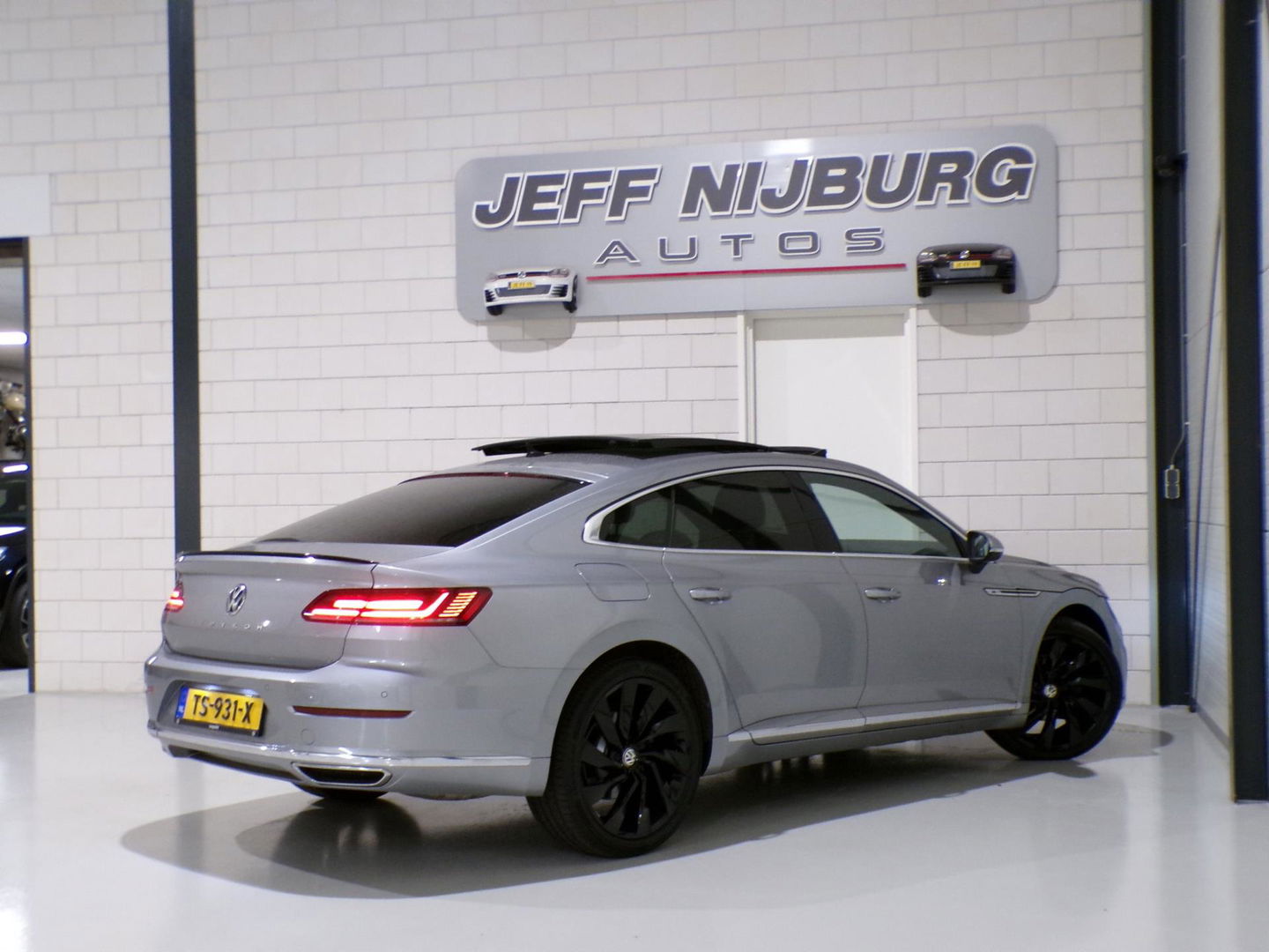 Volkswagen Arteon 1.5 TSI DSG Business R "Origineel NL!" 2X R-Line Pano Virtual Apple-Carplay/Android-Auto Leder/Alcantara Keyless