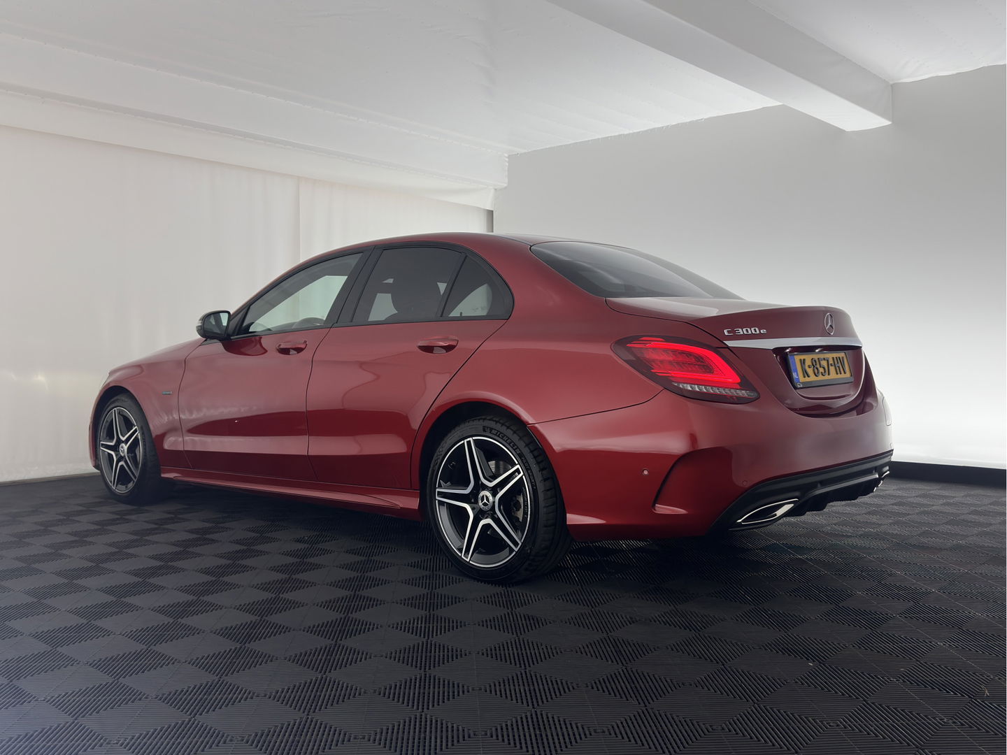 Mercedes-Benz C-Klasse 300 e Business Solution AMG Limited (INCL.BTW) *FULL-LEATHER | FULL-LED | BURMESTER | AMBIENT-LIGHT | BLIND-SPOT | HEATED-SPORTSEATS | DIGI-COCKPIT | NAVI-FULLMAP | CAMERA | DAB+ | 18''ALU*