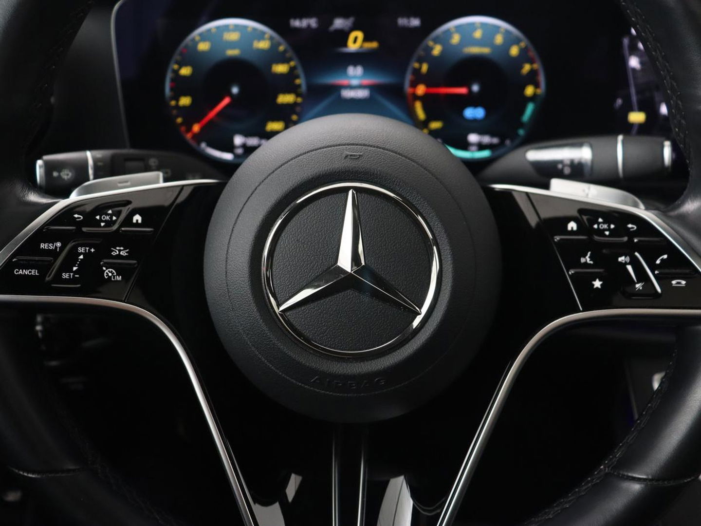 Mercedes-Benz E-Klasse 300e Avantgarde | Panoramadak | Adaptive cruise | Stoelverwarming | Carplay | Camera | Sfeerverlichting | Navigatie | Widescreen | Half leder | PHEV | Plug In