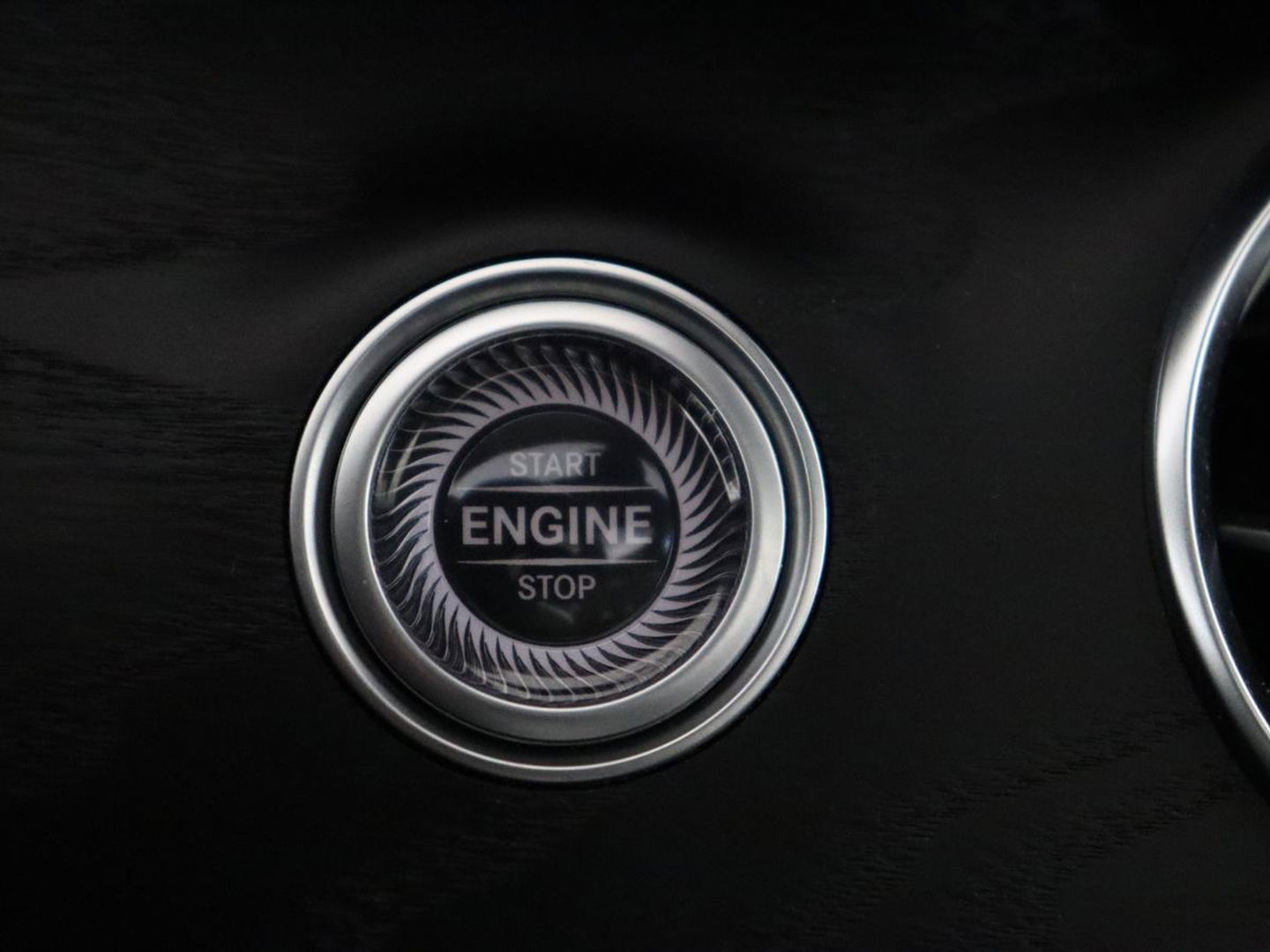 Mercedes-Benz E-Klasse 300e Avantgarde | Panoramadak | Adaptive cruise | Stoelverwarming | Carplay | Camera | Sfeerverlichting | Navigatie | Widescreen | Half leder | PHEV | Plug In