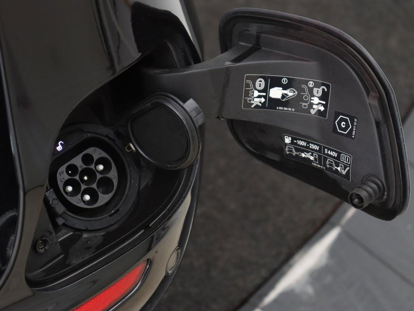 Mercedes-Benz E-Klasse 300e Avantgarde | Panoramadak | Adaptive cruise | Stoelverwarming | Carplay | Camera | Sfeerverlichting | Navigatie | Widescreen | Half leder | PHEV | Plug In