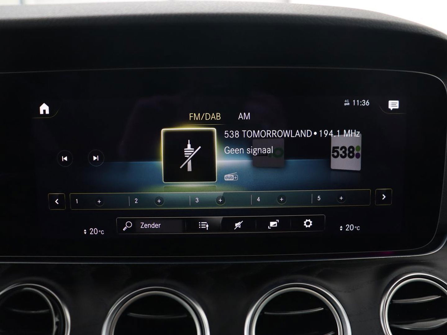 Mercedes-Benz E-Klasse 300e Avantgarde | Panoramadak | Adaptive cruise | Stoelverwarming | Carplay | Camera | Sfeerverlichting | Navigatie | Widescreen | Half leder | PHEV | Plug In