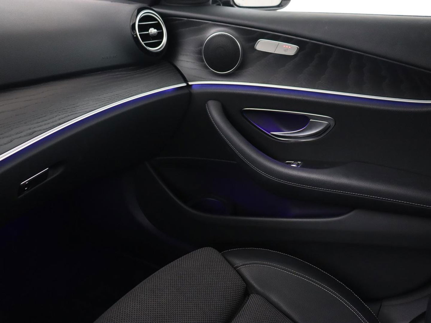 Mercedes-Benz E-Klasse 300e Avantgarde | Panoramadak | Adaptive cruise | Stoelverwarming | Carplay | Camera | Sfeerverlichting | Navigatie | Widescreen | Half leder | PHEV | Plug In