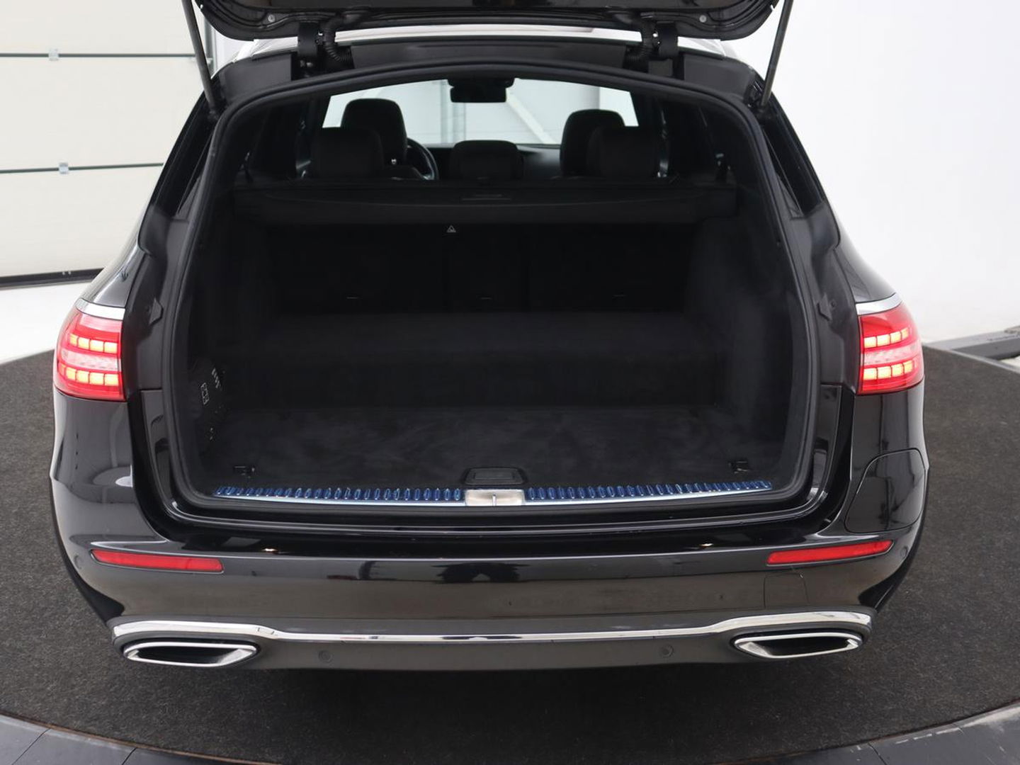 Mercedes-Benz E-Klasse 300e Avantgarde | Panoramadak | Adaptive cruise | Stoelverwarming | Carplay | Camera | Sfeerverlichting | Navigatie | Widescreen | Half leder | PHEV | Plug In