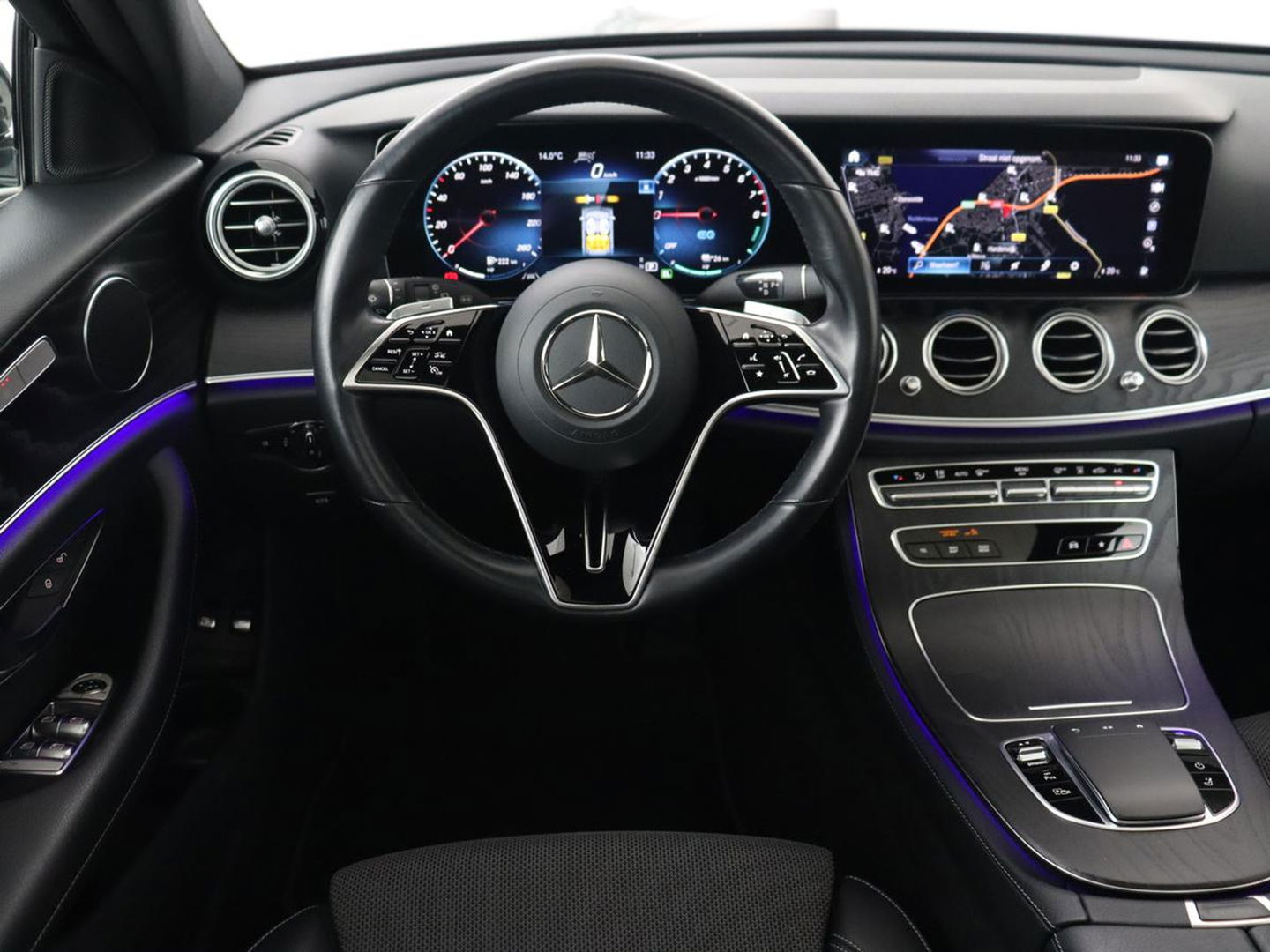 Mercedes-Benz E-Klasse 300e Avantgarde | Panoramadak | Adaptive cruise | Stoelverwarming | Carplay | Camera | Sfeerverlichting | Navigatie | Widescreen | Half leder | PHEV | Plug In