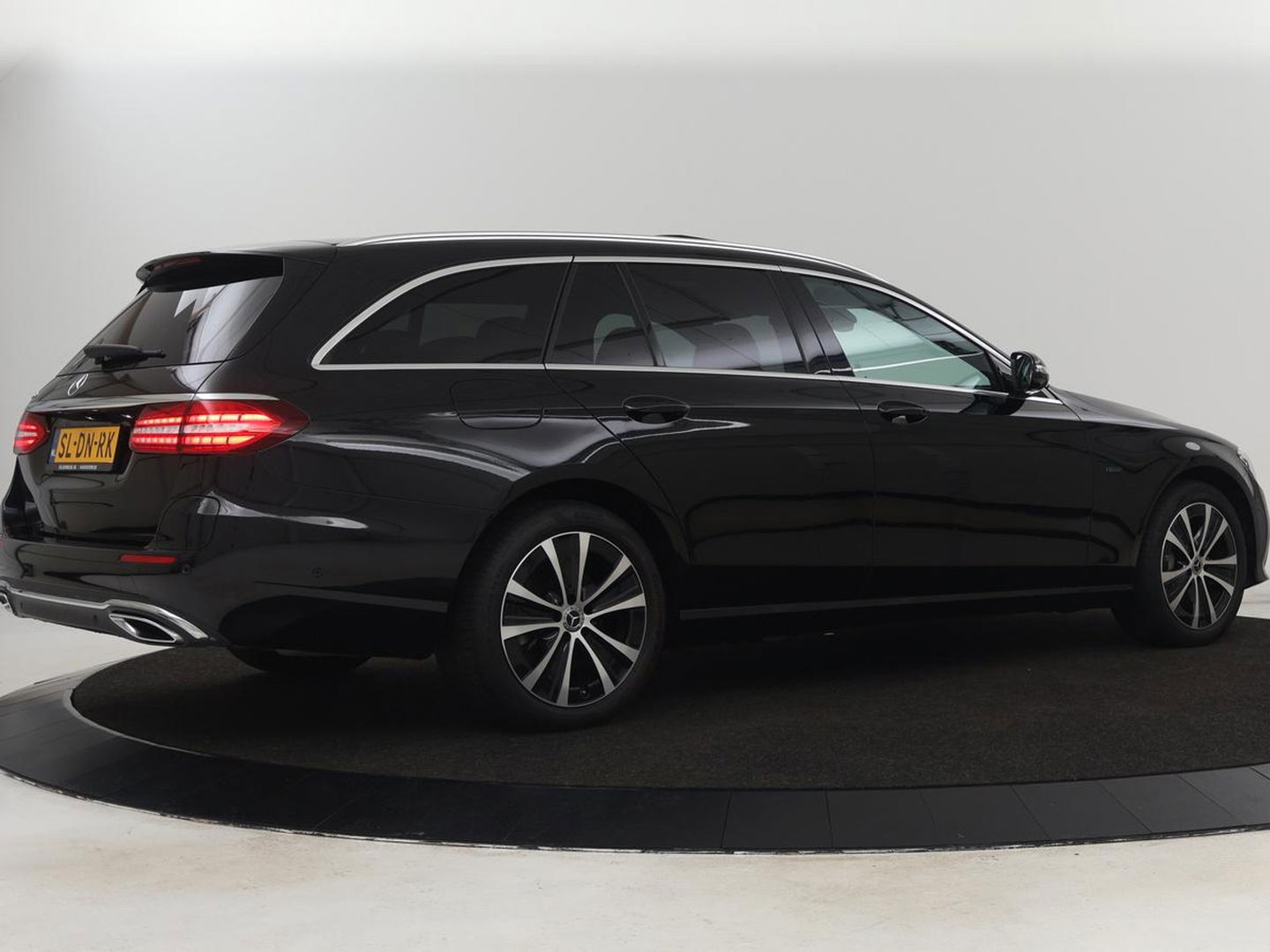 Mercedes-Benz E-Klasse 300e Avantgarde | Panoramadak | Adaptive cruise | Stoelverwarming | Carplay | Camera | Sfeerverlichting | Navigatie | Widescreen | Half leder | PHEV | Plug In