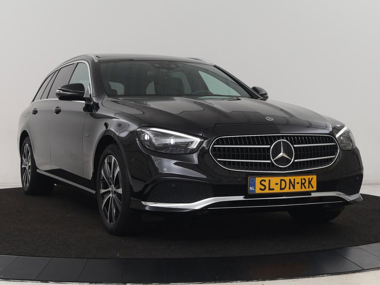 Mercedes-Benz E-Klasse 300e Avantgarde | Panoramadak | Adaptive cruise | Stoelverwarming | Carplay | Camera | Sfeerverlichting | Navigatie | Widescreen | Half leder | PHEV | Plug In