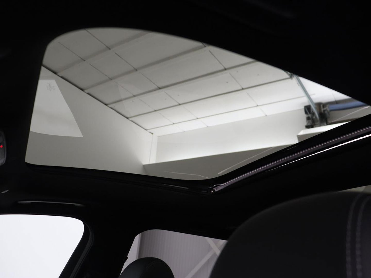 Mercedes-Benz E-Klasse 300e Avantgarde | Panoramadak | Adaptive cruise | Stoelverwarming | Carplay | Camera | Sfeerverlichting | Navigatie | Widescreen | Half leder | PHEV | Plug In