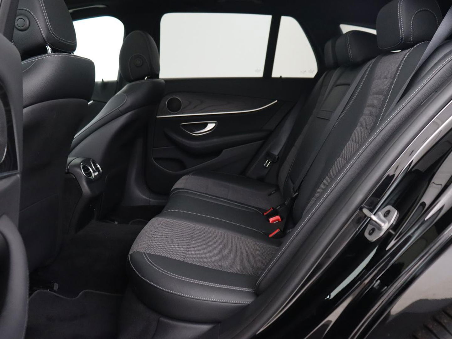 Mercedes-Benz E-Klasse 300e Avantgarde | Panoramadak | Adaptive cruise | Stoelverwarming | Carplay | Camera | Sfeerverlichting | Navigatie | Widescreen | Half leder | PHEV | Plug In