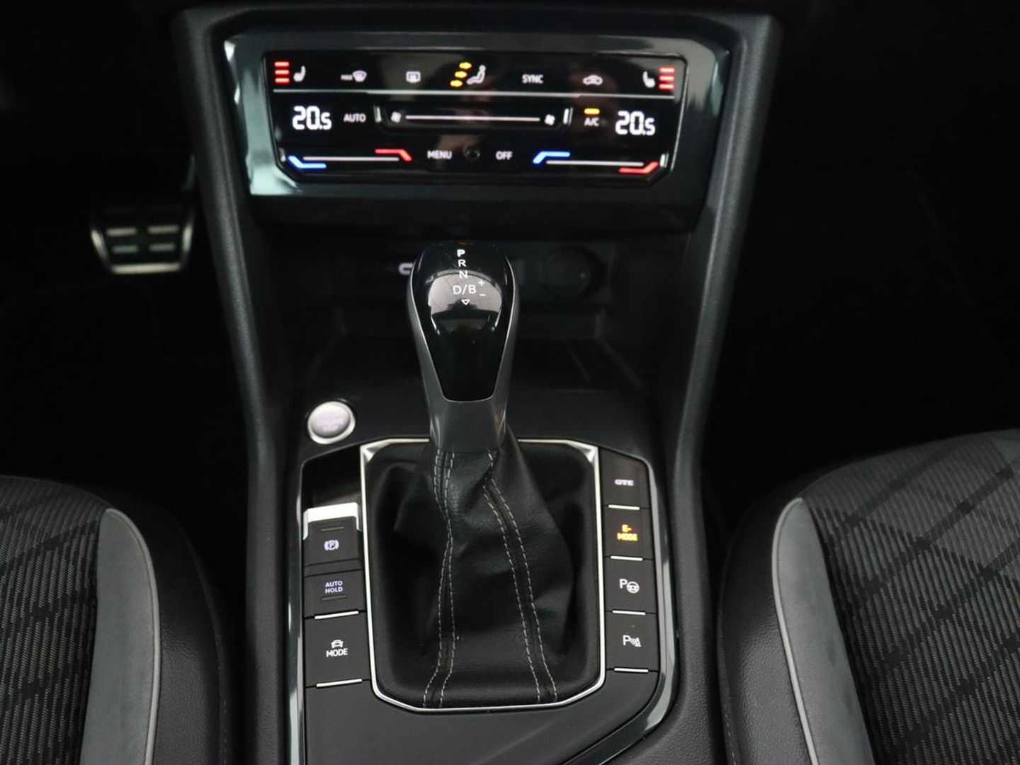 Volkswagen Tiguan 1.4 eHybrid R Line | Panoramadak | Trekhaak | Stoelverwarming | Camera | 20'' | Park Assist | Carplay | Matrix LED | Stuurverwarming | Adaptive cruise | Navigatie | PHEV | Plug In