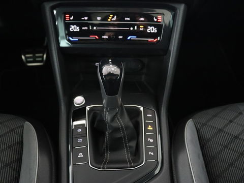 Volkswagen Tiguan 1.4 eHybrid R Line | Panoramadak | Trekhaak | Stoelverwarming | Camera | 20'' | Park Assist | Carplay | Matrix LED | Stuurverwarming | Adaptive cruise | Navigatie | PHEV | Plug In