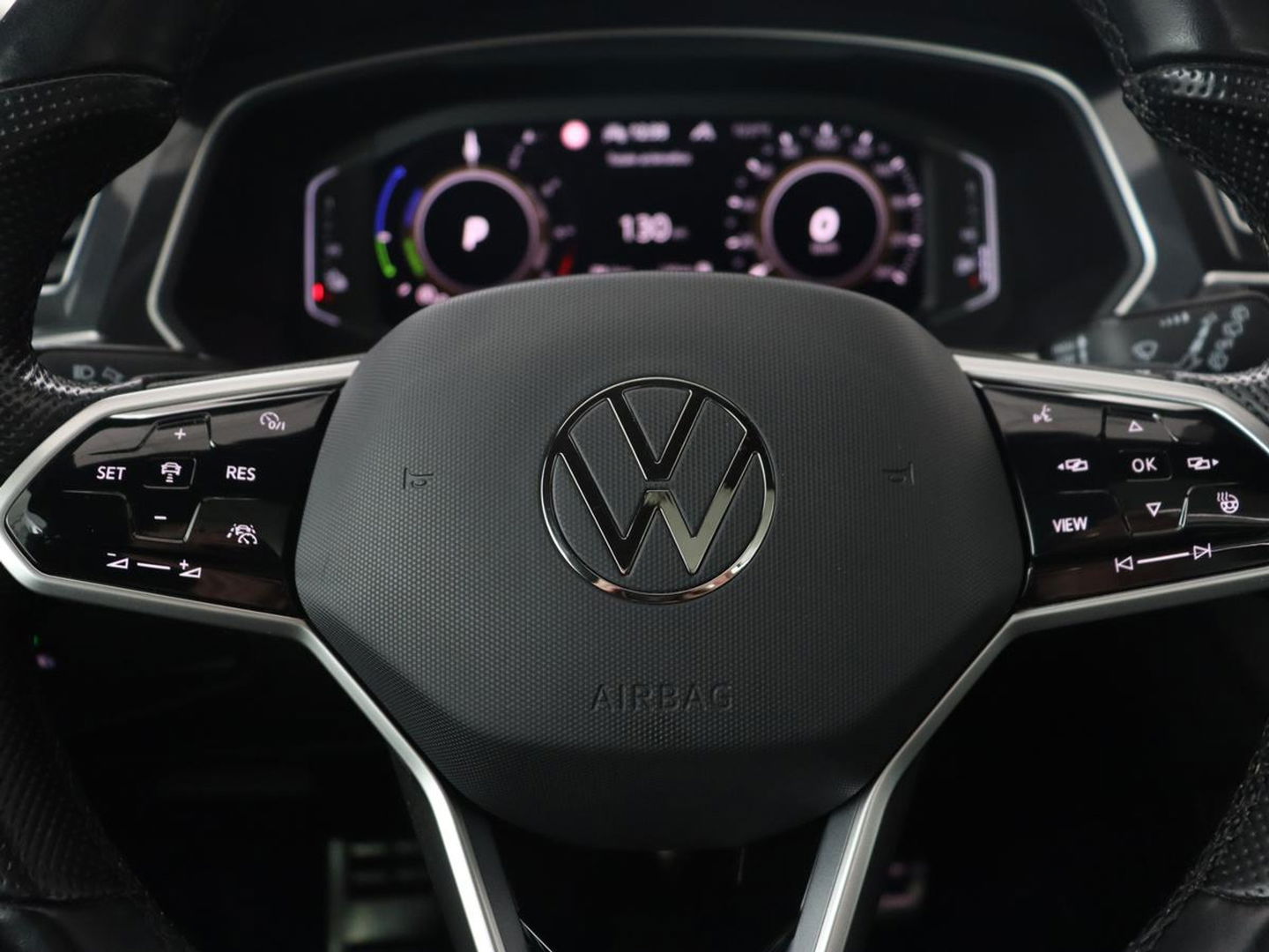 Volkswagen Tiguan 1.4 eHybrid R Line | Panoramadak | Trekhaak | Stoelverwarming | Camera | 20'' | Park Assist | Carplay | Matrix LED | Stuurverwarming | Adaptive cruise | Navigatie | PHEV | Plug In