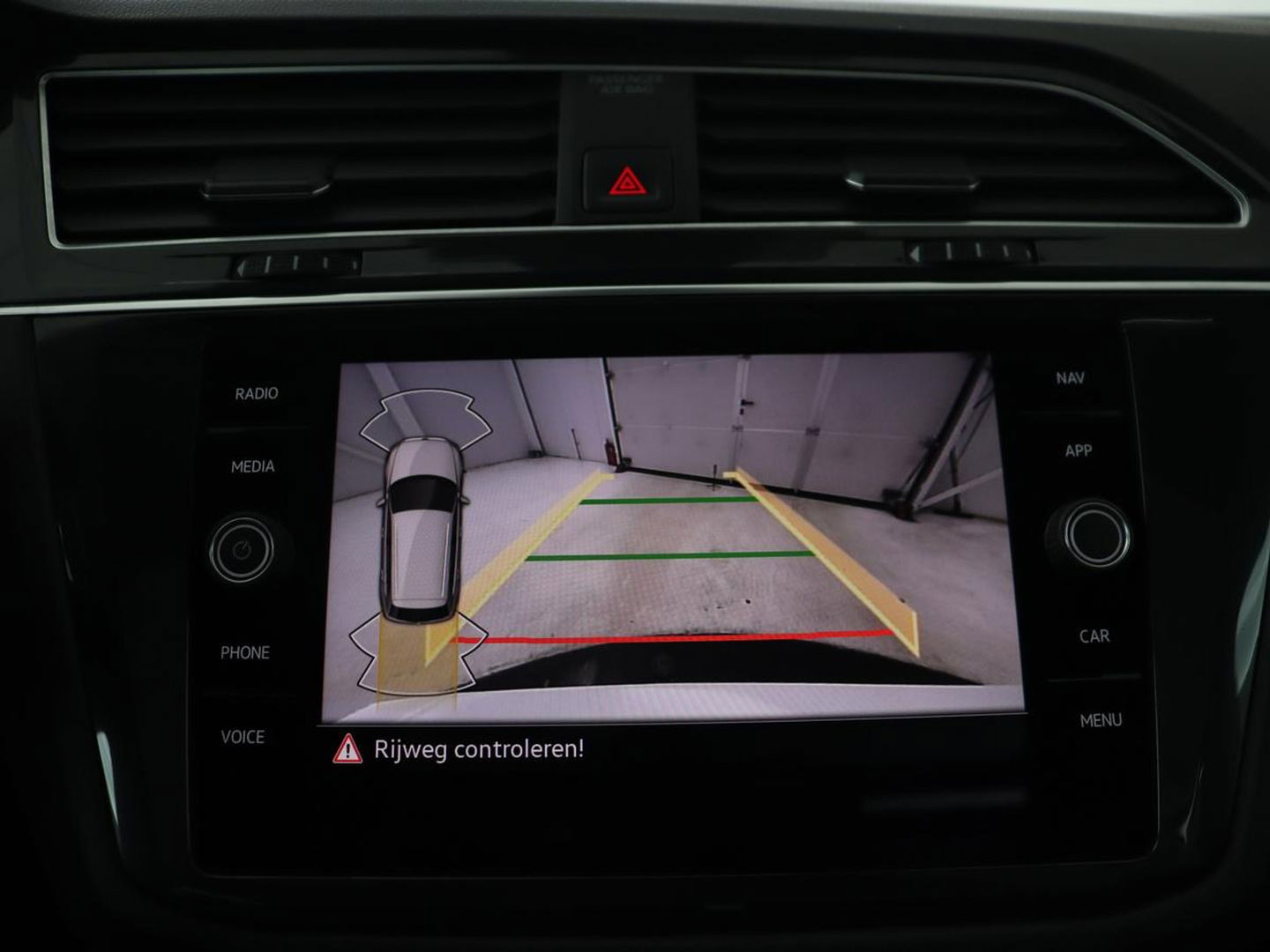 Volkswagen Tiguan 1.4 eHybrid R Line | Panoramadak | Trekhaak | Stoelverwarming | Camera | 20'' | Park Assist | Carplay | Matrix LED | Stuurverwarming | Adaptive cruise | Navigatie | PHEV | Plug In