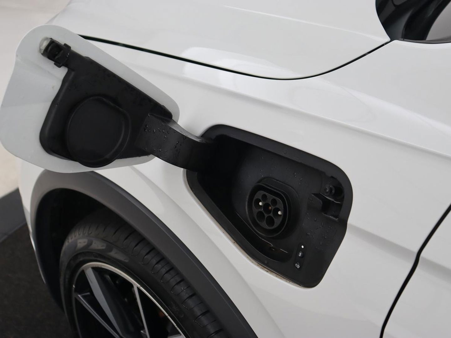 Volkswagen Tiguan 1.4 eHybrid R Line | Panoramadak | Trekhaak | Stoelverwarming | Camera | 20'' | Park Assist | Carplay | Matrix LED | Stuurverwarming | Adaptive cruise | Navigatie | PHEV | Plug In