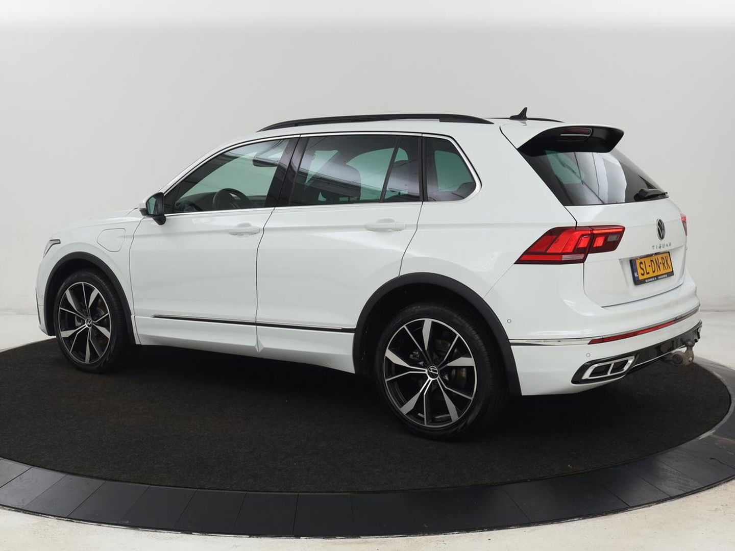 Volkswagen Tiguan 1.4 eHybrid R Line | Panoramadak | Trekhaak | Stoelverwarming | Camera | 20'' | Park Assist | Carplay | Matrix LED | Stuurverwarming | Adaptive cruise | Navigatie | PHEV | Plug In