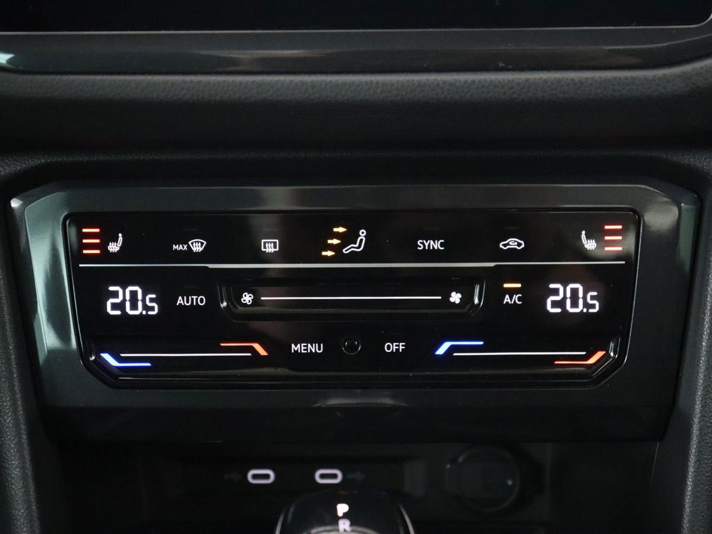 Volkswagen Tiguan 1.4 eHybrid R Line | Panoramadak | Trekhaak | Stoelverwarming | Camera | 20'' | Park Assist | Carplay | Matrix LED | Stuurverwarming | Adaptive cruise | Navigatie | PHEV | Plug In