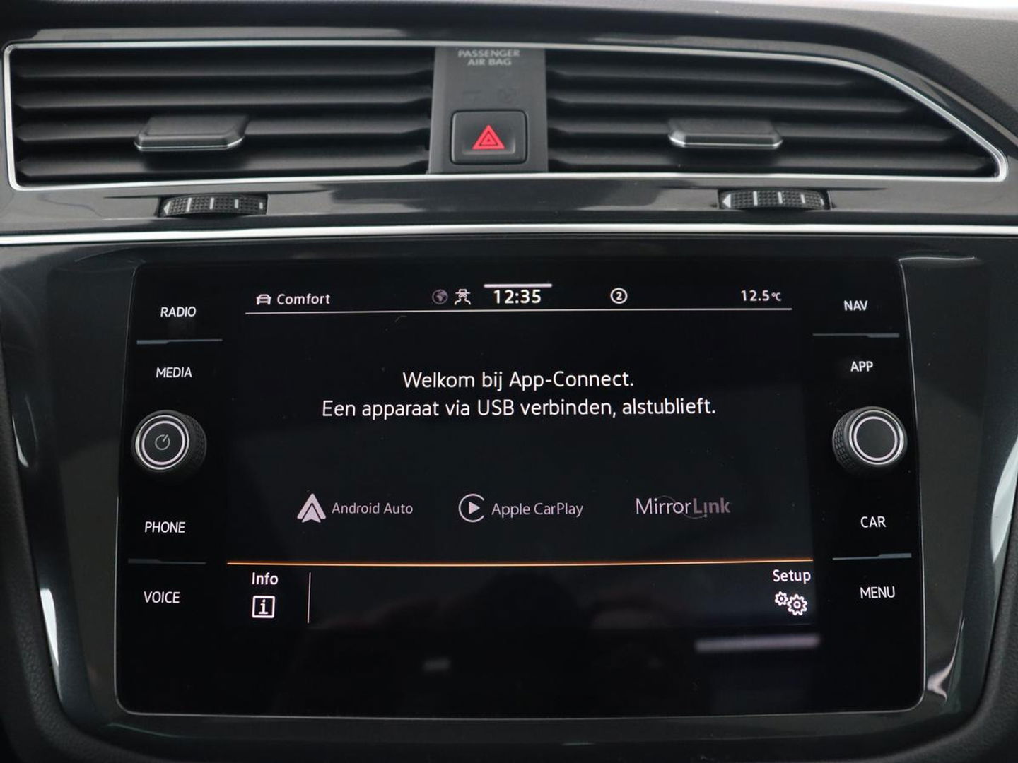 Volkswagen Tiguan 1.4 eHybrid R Line | Panoramadak | Trekhaak | Stoelverwarming | Camera | 20'' | Park Assist | Carplay | Matrix LED | Stuurverwarming | Adaptive cruise | Navigatie | PHEV | Plug In