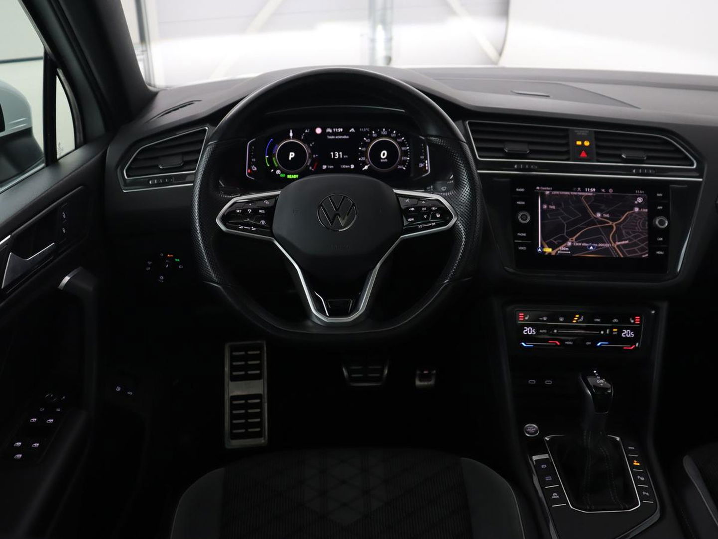 Volkswagen Tiguan 1.4 eHybrid R Line | Panoramadak | Trekhaak | Stoelverwarming | Camera | 20'' | Park Assist | Carplay | Matrix LED | Stuurverwarming | Adaptive cruise | Navigatie | PHEV | Plug In