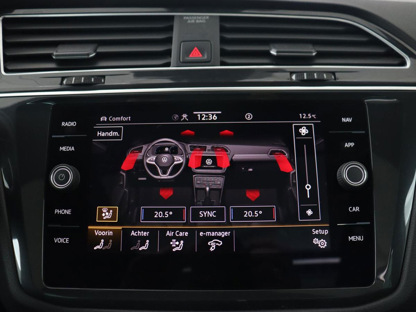 Volkswagen Tiguan 1.4 eHybrid R Line | Panoramadak | Trekhaak | Stoelverwarming | Camera | 20'' | Park Assist | Carplay | Matrix LED | Stuurverwarming | Adaptive cruise | Navigatie | PHEV | Plug In