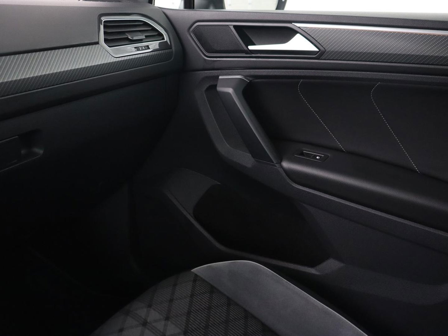 Volkswagen Tiguan 1.4 eHybrid R Line | Panoramadak | Trekhaak | Stoelverwarming | Camera | 20'' | Park Assist | Carplay | Matrix LED | Stuurverwarming | Adaptive cruise | Navigatie | PHEV | Plug In