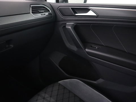 Volkswagen Tiguan 1.4 eHybrid R Line | Panoramadak | Trekhaak | Stoelverwarming | Camera | 20'' | Park Assist | Carplay | Matrix LED | Stuurverwarming | Adaptive cruise | Navigatie | PHEV | Plug In