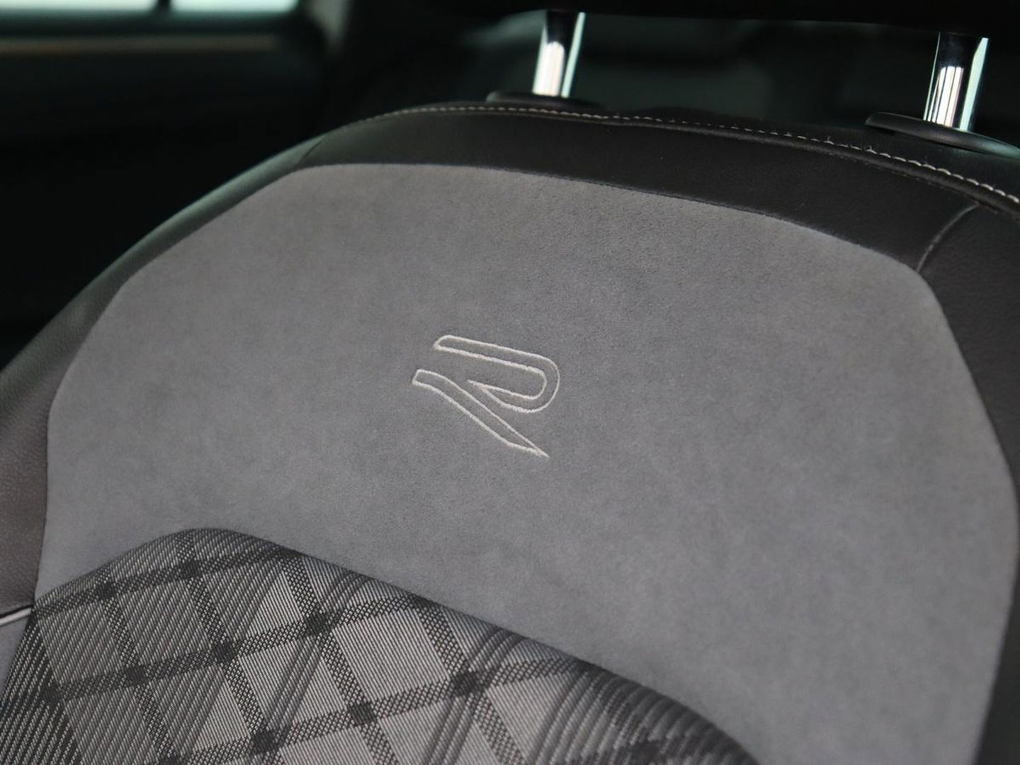 Volkswagen Tiguan 1.4 eHybrid R Line | Panoramadak | Trekhaak | Stoelverwarming | Camera | 20'' | Park Assist | Carplay | Matrix LED | Stuurverwarming | Adaptive cruise | Navigatie | PHEV | Plug In