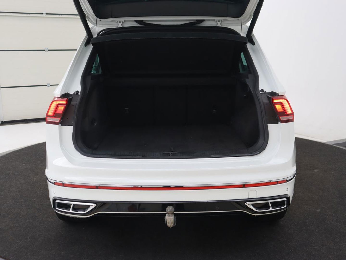 Volkswagen Tiguan 1.4 eHybrid R Line | Panoramadak | Trekhaak | Stoelverwarming | Camera | 20'' | Park Assist | Carplay | Matrix LED | Stuurverwarming | Adaptive cruise | Navigatie | PHEV | Plug In