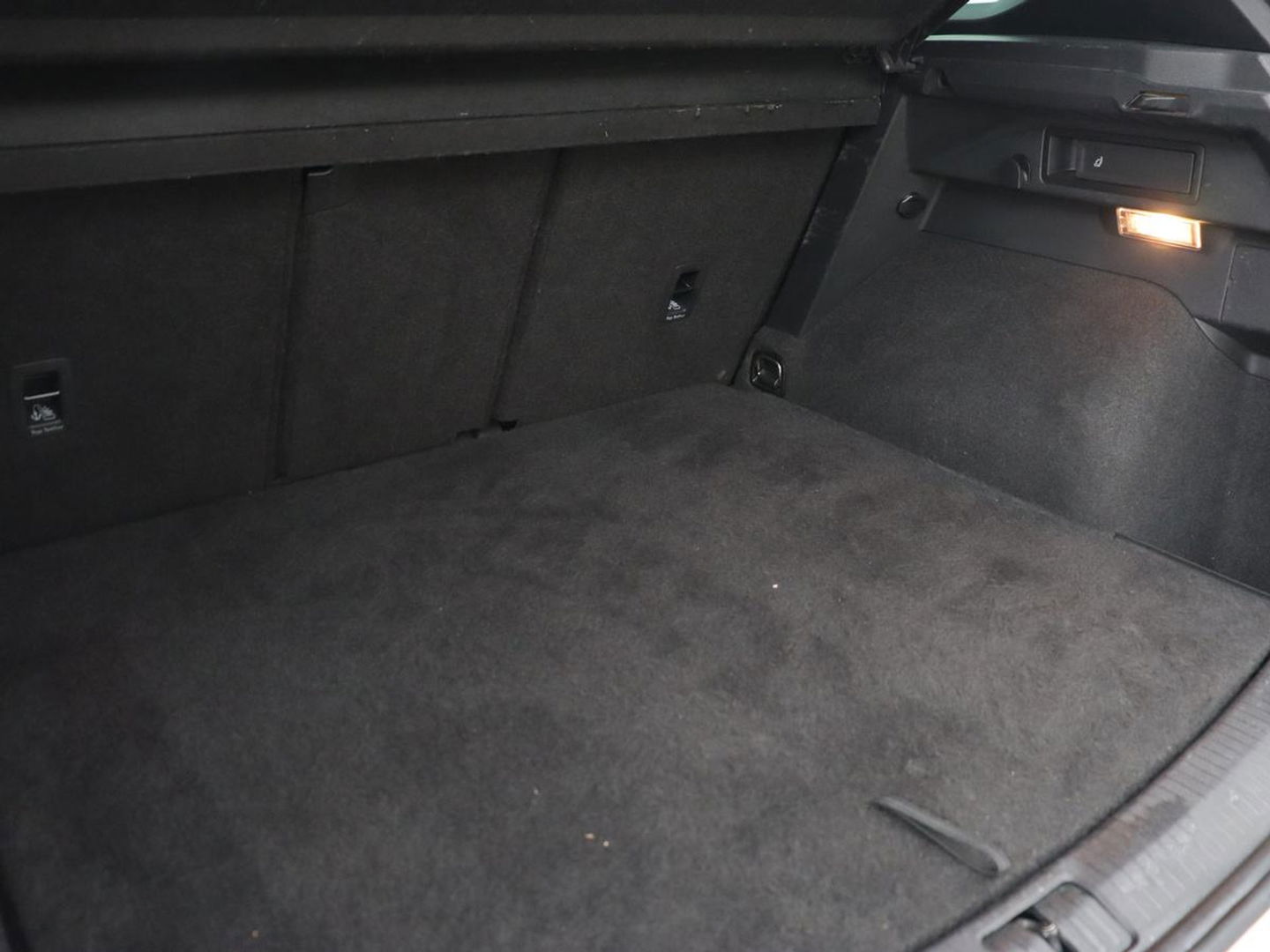 Volkswagen Tiguan 1.4 eHybrid R Line | Panoramadak | Trekhaak | Stoelverwarming | Camera | 20'' | Park Assist | Carplay | Matrix LED | Stuurverwarming | Adaptive cruise | Navigatie | PHEV | Plug In