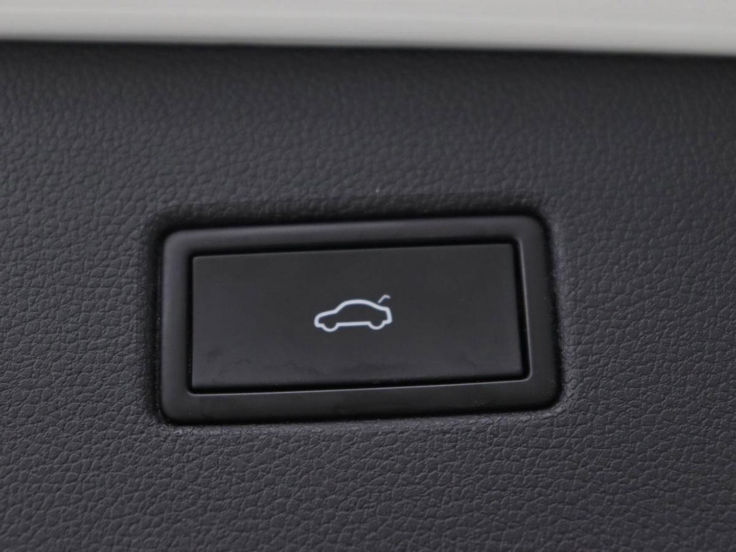 Volkswagen Tiguan 1.4 eHybrid R Line | Panoramadak | Trekhaak | Stoelverwarming | Camera | 20'' | Park Assist | Carplay | Matrix LED | Stuurverwarming | Adaptive cruise | Navigatie | PHEV | Plug In