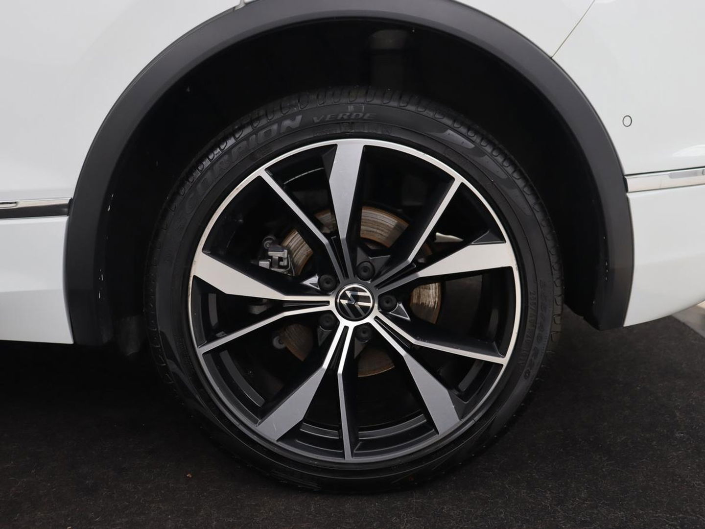 Volkswagen Tiguan 1.4 eHybrid R Line | Panoramadak | Trekhaak | Stoelverwarming | Camera | 20'' | Park Assist | Carplay | Matrix LED | Stuurverwarming | Adaptive cruise | Navigatie | PHEV | Plug In