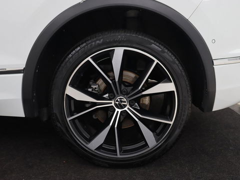 Volkswagen Tiguan 1.4 eHybrid R Line | Panoramadak | Trekhaak | Stoelverwarming | Camera | 20'' | Park Assist | Carplay | Matrix LED | Stuurverwarming | Adaptive cruise | Navigatie | PHEV | Plug In