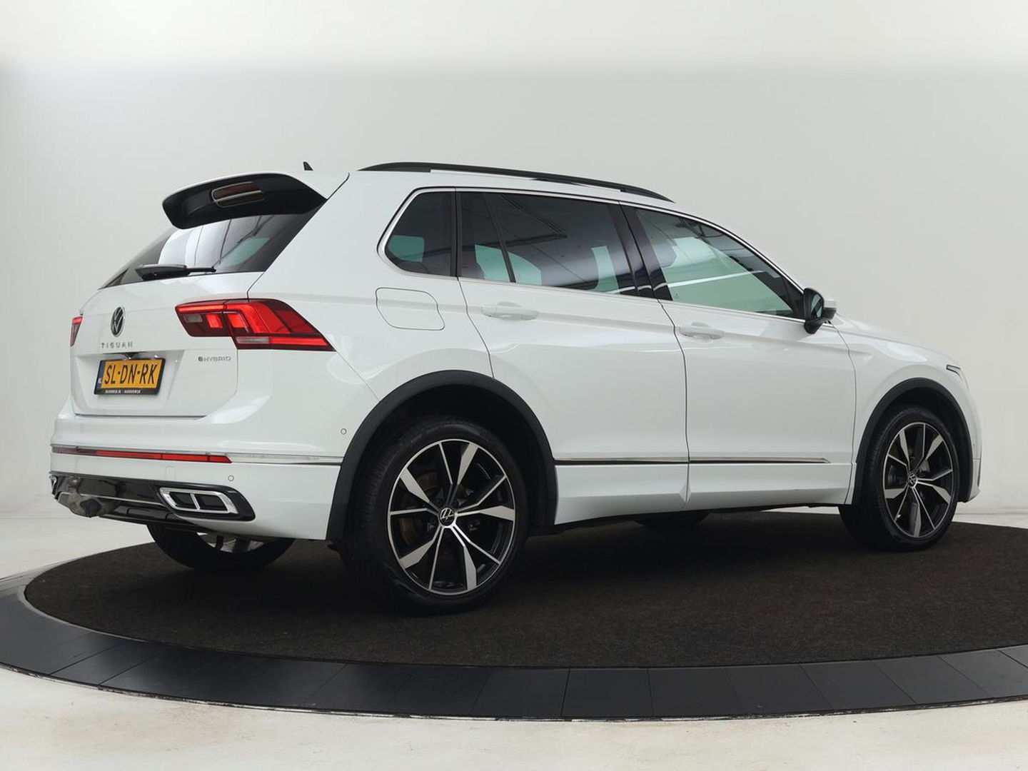 Volkswagen Tiguan 1.4 eHybrid R Line | Panoramadak | Trekhaak | Stoelverwarming | Camera | 20'' | Park Assist | Carplay | Matrix LED | Stuurverwarming | Adaptive cruise | Navigatie | PHEV | Plug In