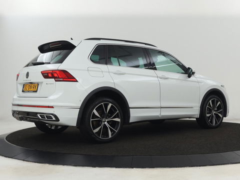 Volkswagen Tiguan 1.4 eHybrid R Line | Panoramadak | Trekhaak | Stoelverwarming | Camera | 20'' | Park Assist | Carplay | Matrix LED | Stuurverwarming | Adaptive cruise | Navigatie | PHEV | Plug In