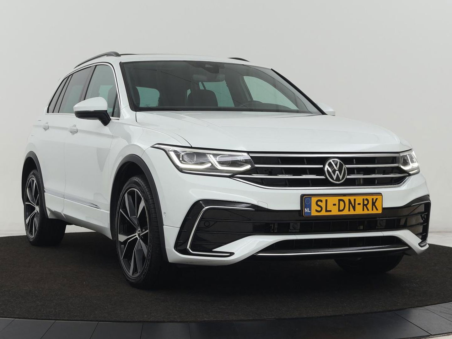 Volkswagen Tiguan 1.4 eHybrid R Line | Panoramadak | Trekhaak | Stoelverwarming | Camera | 20'' | Park Assist | Carplay | Matrix LED | Stuurverwarming | Adaptive cruise | Navigatie | PHEV | Plug In