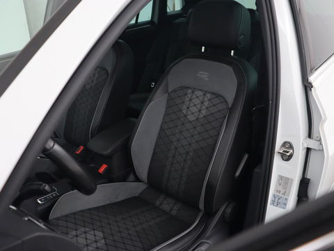 Volkswagen Tiguan 1.4 eHybrid R Line | Panoramadak | Trekhaak | Stoelverwarming | Camera | 20'' | Park Assist | Carplay | Matrix LED | Stuurverwarming | Adaptive cruise | Navigatie | PHEV | Plug In