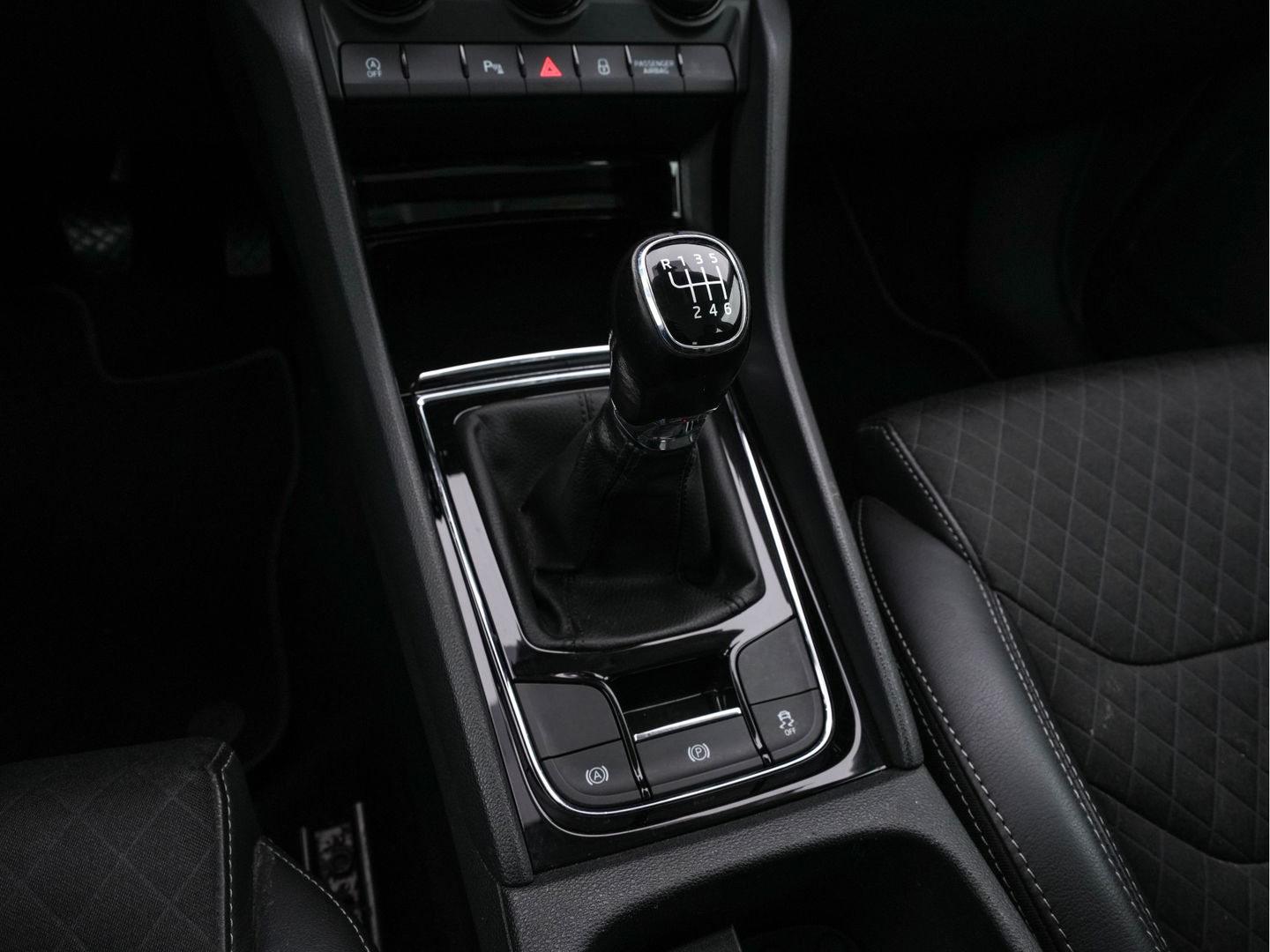 Škoda Kodiaq 1.5 TSI Business Edition (INCL-BTW) *ADAPTIVE-CRUISE | LEATHER-FABRIC | FULL-LED | CANTON-SOUND | HEATED-SPORTSEATS | KEYLESS | NAVI-FULLMAP | CAMERA | DAB+ | ECC | PDC | TOWBAR | 18''ALU*