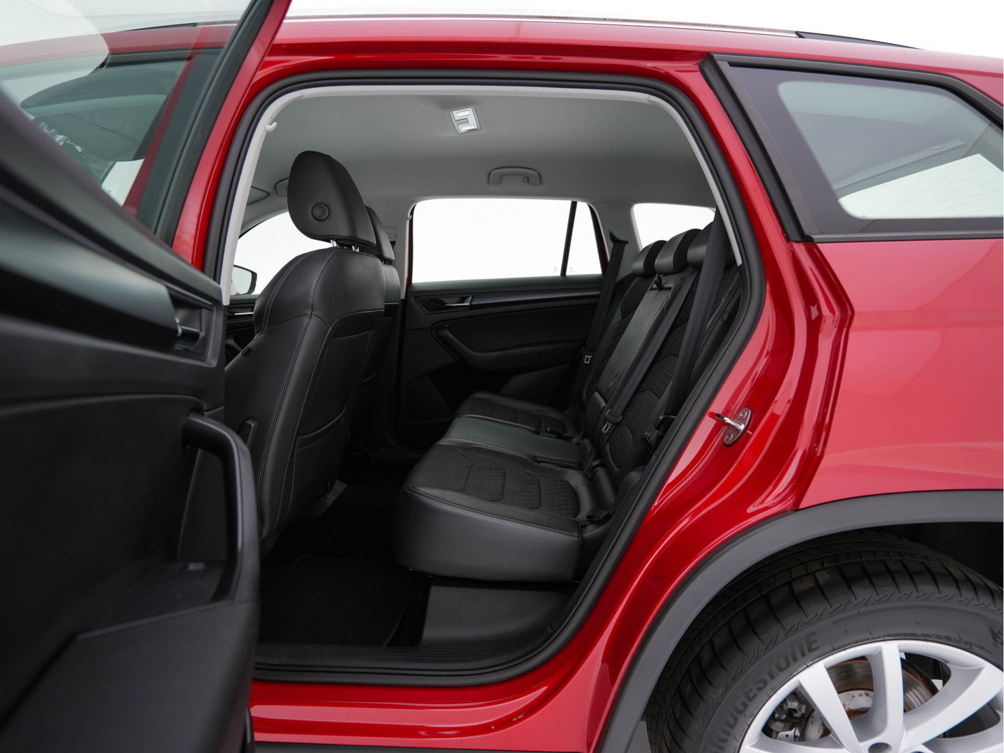 Škoda Kodiaq 1.5 TSI Business Edition (INCL-BTW) *ADAPTIVE-CRUISE | LEATHER-FABRIC | FULL-LED | CANTON-SOUND | HEATED-SPORTSEATS | KEYLESS | NAVI-FULLMAP | CAMERA | DAB+ | ECC | PDC | TOWBAR | 18''ALU*