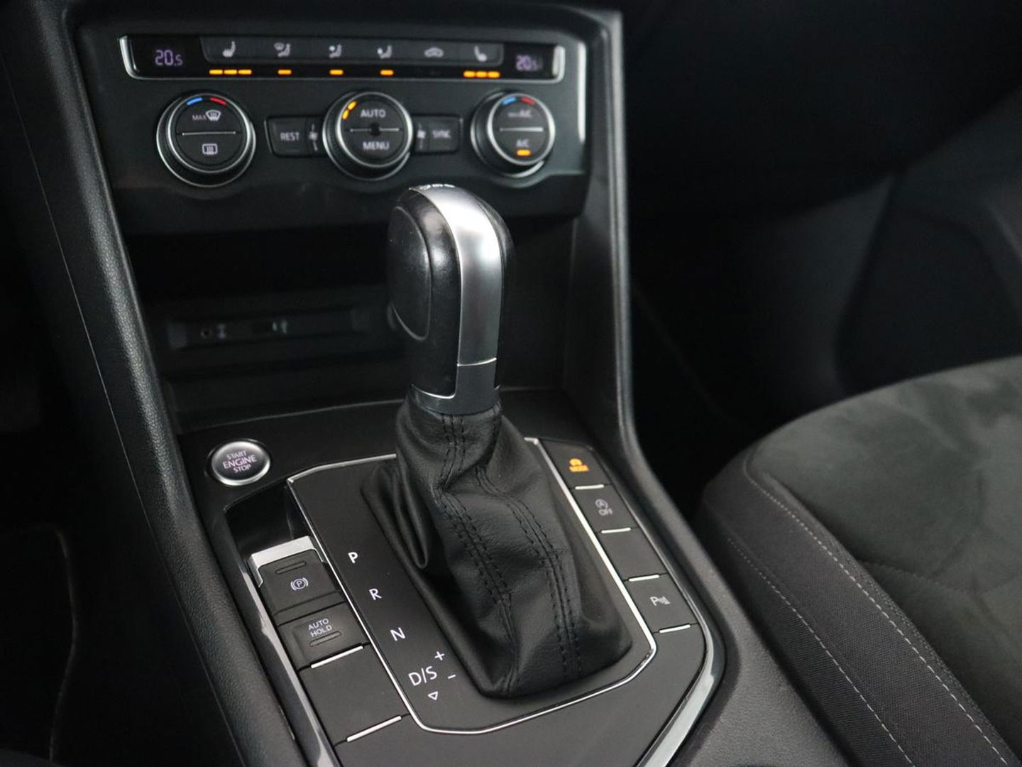 Volkswagen Tiguan 1.4 TSI R Line | Stoelverwarming | Trekhaak | Carplay | Navigatie | Virtual Cockpit | Adaptive cruise | 19'' | Parkeerhulp | Bluetooth | Adaptief LED