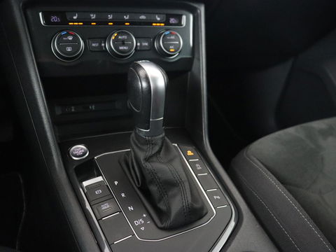 Volkswagen Tiguan 1.4 TSI R Line | Stoelverwarming | Trekhaak | Carplay | Navigatie | Virtual Cockpit | Adaptive cruise | 19'' | Parkeerhulp | Bluetooth | Adaptief LED