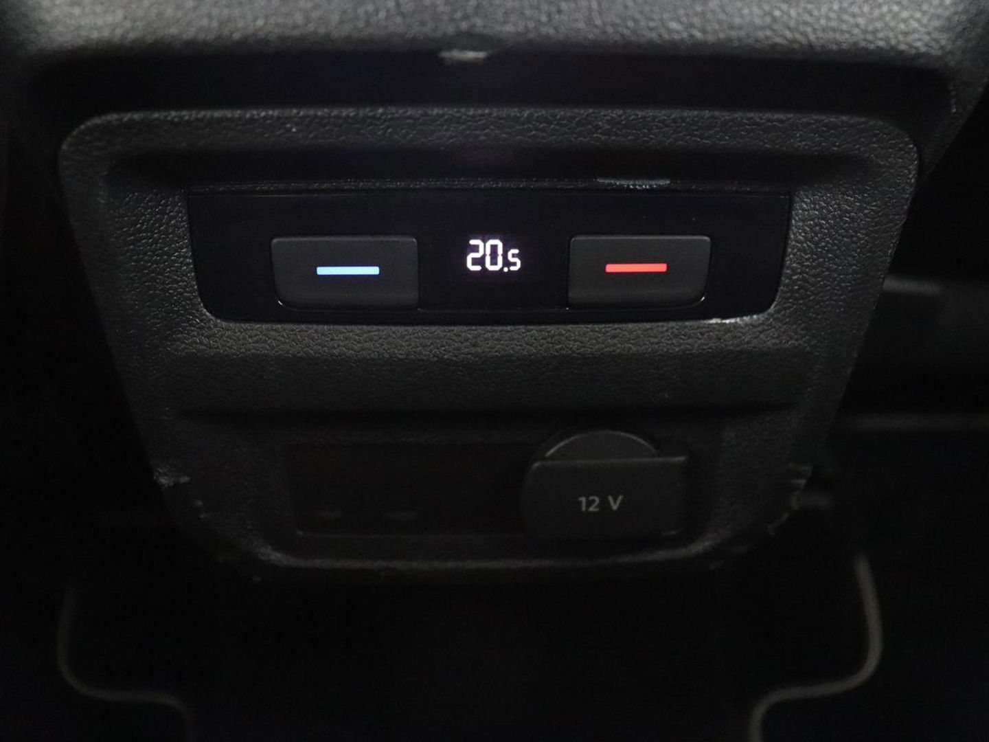 Volkswagen Tiguan 1.4 TSI R Line | Stoelverwarming | Trekhaak | Carplay | Navigatie | Virtual Cockpit | Adaptive cruise | 19'' | Parkeerhulp | Bluetooth | Adaptief LED